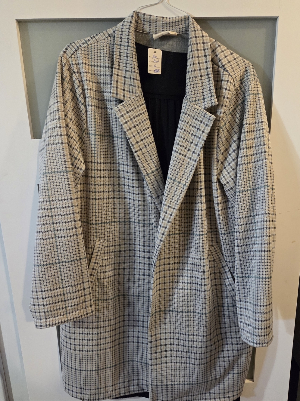 The Melloday Women’s XL XXL Long Blazer Jacket in Creme Black is a stylish and v